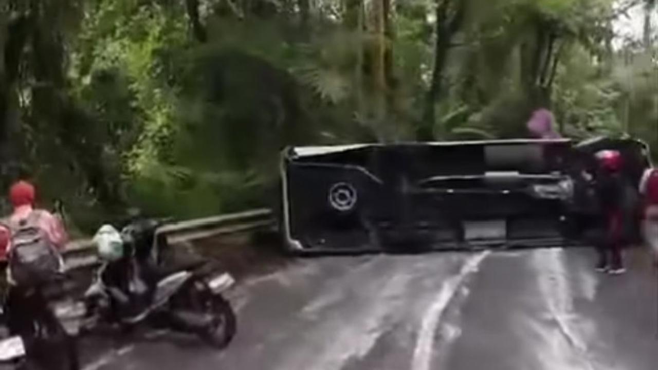 Mobil elf terguling di jalur erek- erek menuju kawah Ijen Banyuwangi (Istimewa)