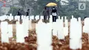 Warga usai berziarah di makam jenazah dengan protokol Covid-19, TPU Srengseng Sawah Dua, Jakarta, Kamis (18/3/2021). Dinkes DKI Jakarta mencatat penambahan kasus kematian akibat Covid-19 pada Maret 2021 berada diatas 40 atau meningkat dari 1,6 menjadi 1,7 persen. (Liputan6.com/Helmi Fithriansyah)