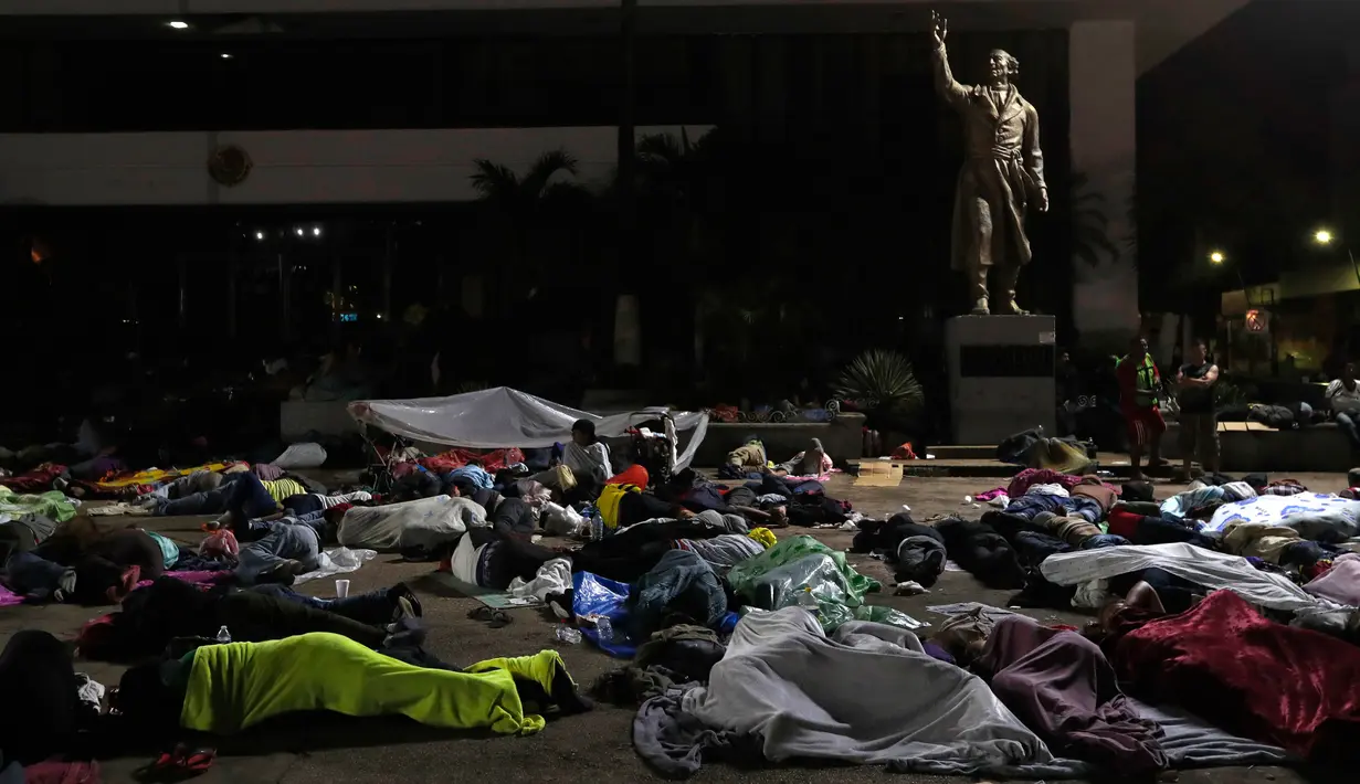 Imigran Honduras yang sedang menuju Amerika Serikat tidur di Kota Tapachula, Meksiko, 22 Oktober 2018. Di kampung halamannya, mereka mengaku tidak ada pendidikan dan biaya hidup semakin tinggi. (AP Photo/Moises Castillo)