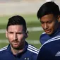 Gelandang Argentina, Lionel Messi, berlari ringan saat latihan di Valdebebas, Madrid, Senin (18/3). Latihan ini merupakan persiapan jelang laga persahabatan melawan Venezuela. (AFP/Gabriel Bouys)