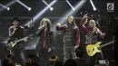 Penampilan grup band Slank dalam konser bertajuk ‘Slank in Love’ di Balai Sarbini, Jakarta, Selasa (27/2). Band yang berdiri pada 1983 ini mengenakan pakaian formal dengan jas hitam, lengkap dengan kemeja warna merah marun. (Liputan6.com/Faizal Fanani)