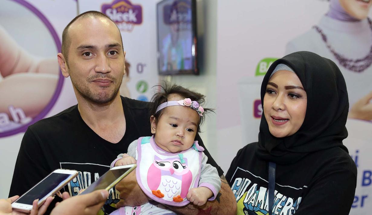 Penampilan Richa Novisha berbeda saat ditemui di Kawasan Kuningan, Jakarta Selatan. Ia tampil lebih islami dengan berhijab. Istri dari Gary Iskak itu mengaku telah insaf. (Deki Prayoga/Bintang.com)