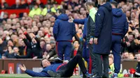 Pelatih MU, Louis van Gaal, memprotes wasit cadangan dengan menjatuhkan diri memperagakan pelanggaran yang dilakukan pemain Arsenal dalam laga Liga Inggris di Stadion Old Trafford, Minggu (28/2/2016). (Reuters/Phil Noble)