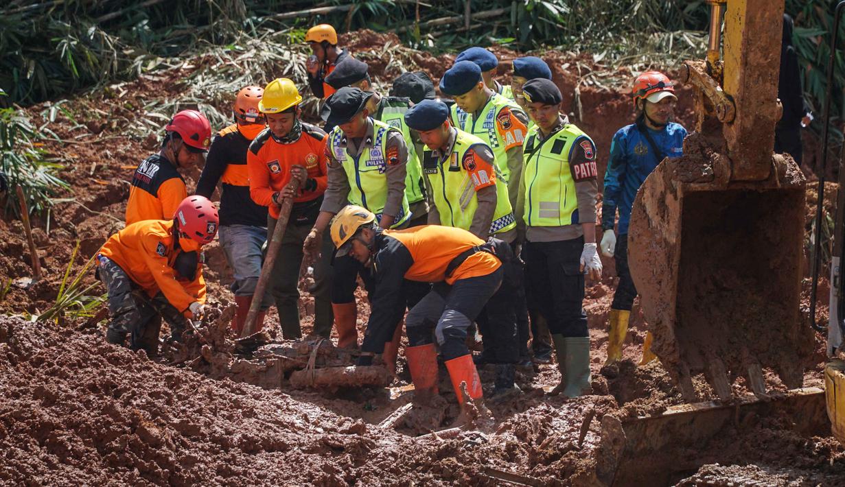 Warga yang selamat maupun yang terdampak terpaksa mengungsi dan mendapatkan penanganan lebih lanjut dari pihak berwenang. Tampak dalam foto, tim penyelamat mencari korban setelah longsor menimbun beberapa rumah di Desa Cibeunying, Kabupaten Cilacap, Jawa Tengah, pada Senin 17 November 2025. (Bakhtiar RAHMAN/AFP)