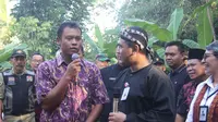 Wakil Gubernur Jawa Tengah, Taj Yasin Maimoen berbincang dengan penerima bantuan di Banjarsari, Purbalingga, Kamis (5/9/2019). (Foto: Liputan6.com/Kominfo PBG/Muhamad Ridlo)