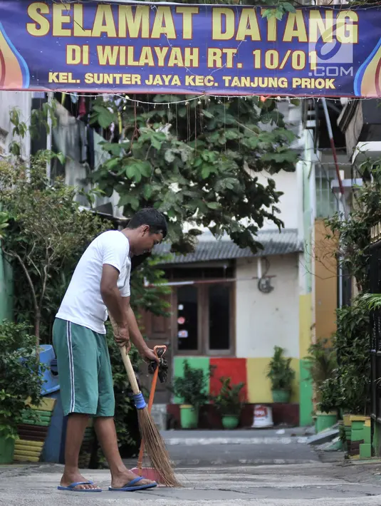 Aktivitas warga membersihkan lingkungan di Program Kampung Iklim (Proklim) RW 01, Sunter Jaya, Jakarta, Kamis (7/2). Kampung Iklim ini telah memenangkan kejuaraan Kampung Terbaik se-DKI Jakarta. (Merdeka.com/Iqbal S. Nugroho)