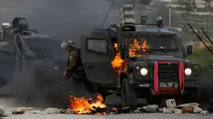 Tentara Israel meninggalkan kendaraan yang terbakar oleh lemparan bom molotov warga Palestina di pinggiran Kota Ramallah, Tepi Barat, Rabu (27/3). Bentrokan ini sebagai bentuk protes terhadap tahanan Palestina yang berada di Israel. (AP Photo/Majdi Mohammed)