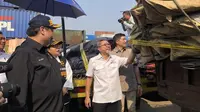 Menteri Perdagangan (Mendag) Zulkifli Hasan, Menteri Keuangan Sri Mulyani Indrawati dan Menteri Koordinator Bidang Perekonomian Airlangga Hartarto meninjau puluhan kontainer berisi barang impor ilegal, di Cikarang Dry Port, Bekasi, Jawa Barat, Kamis (26/10/2023). (Elza/Liputan6.com)