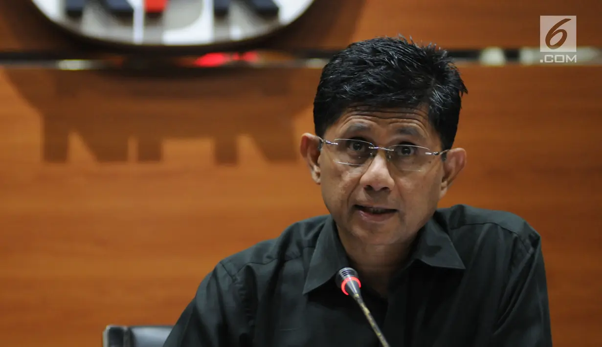 Wakil Ketua KPK Laode M Syarif memberikan keterangan terkait OTT Wali Kota Batu Eddy Rumpoko di gedung KPK, Jakarta, Minggu (17/9). Dalam OTT pada Sabtu (16/9), tim KPK mengamankan total uang sebesar Rp300 juta. (Liputan6.com/Gempur M Surya)