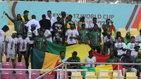 Suporter Timnas Mali U-17 mendukung timnya saat bertanding melawan Spanyol U-17 dalam pertandingan babak penyisihan Grup B Piala Dunia U-17 di Stadion Manahan, Solo, Senin (13/11/2023). (Bola.com/Arief Bagus)