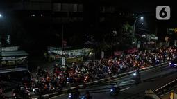 Pemudik yang menggunakan sepeda motor melewati Jalan Dr. H Juanda, Bekasi, Jawa Barat, (29/4/2022). Pada H-3 Idul Fitri 1443 H Pemudik yang menggunakan sepeda motor memadati bekasi untuk menggunakan jalur pantura untuk sampai ke kampung halaman. (Liputan6.com/ Johan Tallo)