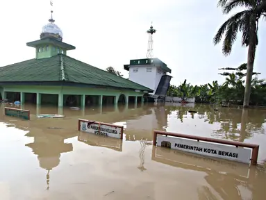 Masjid di kawasan Perumahan Pondok Gede Permai, Bekasi, Jawa Barat, Kamis (21/4). Banjir dengan ketinggian tiga meter yang berasal dari meluapnya Sungai Cikeas. (Liputan6.com/ Immanuel Antonius)