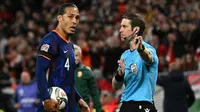 Bek Belanda #04, Virgil van Dijk, diusir keluar lapangan oleh wasit asal Swiss Lukas Faehndrich bereaksi saat pertandingan UEFA Nations League, Liga A Grup A3 Hongaria vs Belanda, di Puskas Arena, Budapest, Sabtu dini hari WIB (12/10/2024). (Attila KISBENEDEK/AFP)
