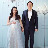 Kadek Devie dan sang suami, Dewa Yoga. (Instagram/dewayoga_07)