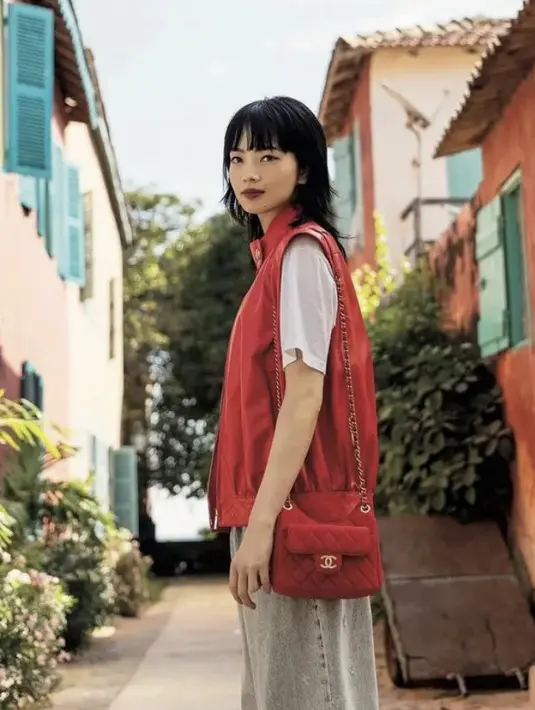 Ia juga tampil dengan vest merah di atas tshirt putihnya. Dipaduakian celana denim dan sling bag Chanel merah. @nanakomatsu71