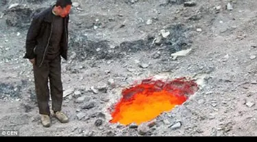 Penduduk sebuah desa di China menemukan lubang berisi api di sebuah bukit. Ahli dari Badan Geologi Xinjiang Meitian menduga, lubang itu disebabkan oleh lapisan batubara di bawah tanah yang terbakar, sehingga menyebabkan bagian permukaan di atasnya ru...