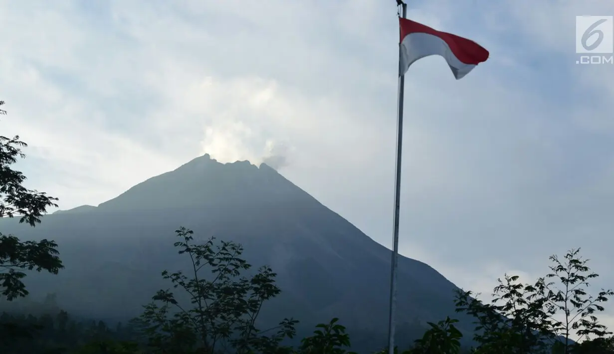 Gunung Merapi mengeluarkan asap putih terlihat dari pos pengamatan Babadan Muntilan, Jumat ( 25/5). Sejak letusan terakhir pada Kamis (24/5) pukul 10.48 WIB, data pengamatan tidak menunjukkan aktivitas kegempaan yang signifikan, (Liputan6.com/Gholib)