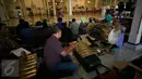 Penari dan penabuh gamelan berlatih tarian Bedhaya Angron Agung untuk pelaksanaan prosesi jumenengan atau penobatan Paku Alam X, DI Yogyakarta, Selasa (5/1). Jumenengan KBPH Prabu Suryodilogo menjadi KGPAA Paku Alam X digelar pada 7 Januari (Boy Harjanto)