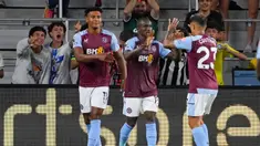 Pemain Aston Villa Moussa Diaby (tengah) merayakan dengan rekan setimnya Ollie Watkins dan Philippe Coutinho setelah mencetak gol ke gawang Fulham pada pertandingan sepak bola Premier League Summer Series di Orlando, Florida, Amerika Serikat, Rabu (26/7/2023). Moussa Diaby yang baru dibeli dari Bayer Leverkusen langsung tampil memukau dengan menyumbang satu gol saat Aston Villa mengalahkan Fulham 2-0. (AP Photo/John Raoux)
