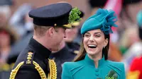 Pangeran William dan Kate Middleton selama kunjungan mereka ke Batalyon 1 Pengawal Irlandia untuk Parade Hari St Patrick mereka, di Mons Barracks di Aldershot, barat daya London, pada 17 Maret 2023. (CHRIS JACKSON / POOL / AFP)