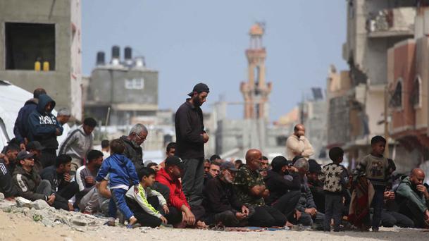 Di Antara Reruntuhan Bangunan Masjid, Umat Muslim di Gaza Laksanakan Salat Jumat Terakhir Ramadan 1447 Hijriah