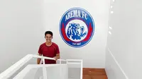 Bek muda Arema FC, Aji Saka, saat berada di mes baru Singo Edan seorang diri. (Bola.com/Iwan Setiawan)