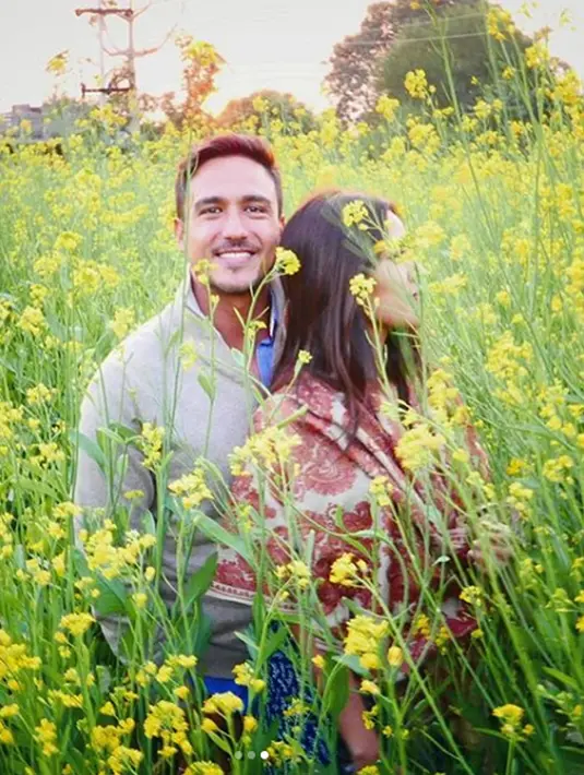 Hamish Daud dan Raisa Andriana berpose di antara bunga-bunga perkebunan Mustard di India. (Instagram/hamishdw)