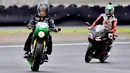 Jokowi, yang menumpangi sepeda motor berwarna hijau 'RI 1', terlihat melaju pertama kali dari garis start diikuti peserta lainnya. (Istana Kepresidenan/Agus Suparto)