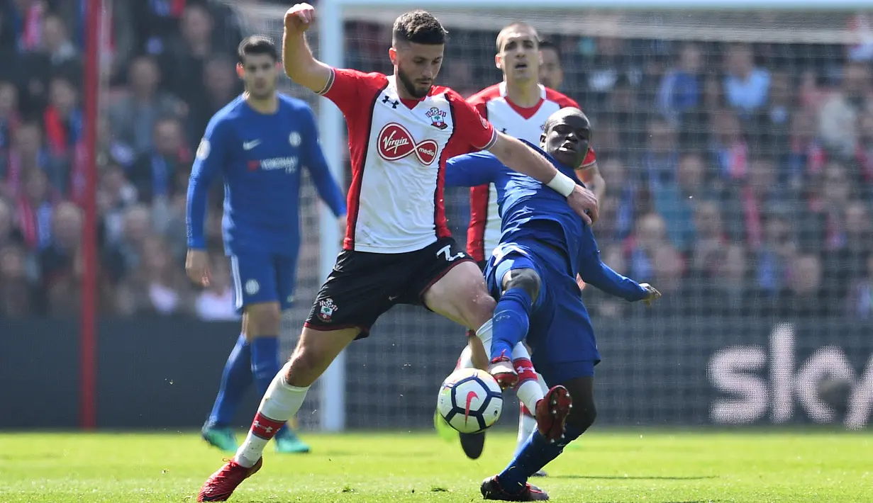 Pemain Southampton, Shane Long (kiri) berebut bola dengan pemain Chelsea, N’Golo Kante pada lanjutan Premier League di St Mary's Stadium, Southampton, (14/4/2018). Chelsea menang 3-2. (AFP/Glyn Kirk)