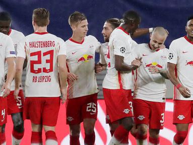 Para pemain RB Leipzig merayakan gol yang dicetak oleh Angelino ke gawang Basaksehir pada laga Liga Champions di Stadion RB Arena, Rabu (21/10/2020). RB Leipzig menang dengan skor 2-0. (AP/Markus Schreiber)