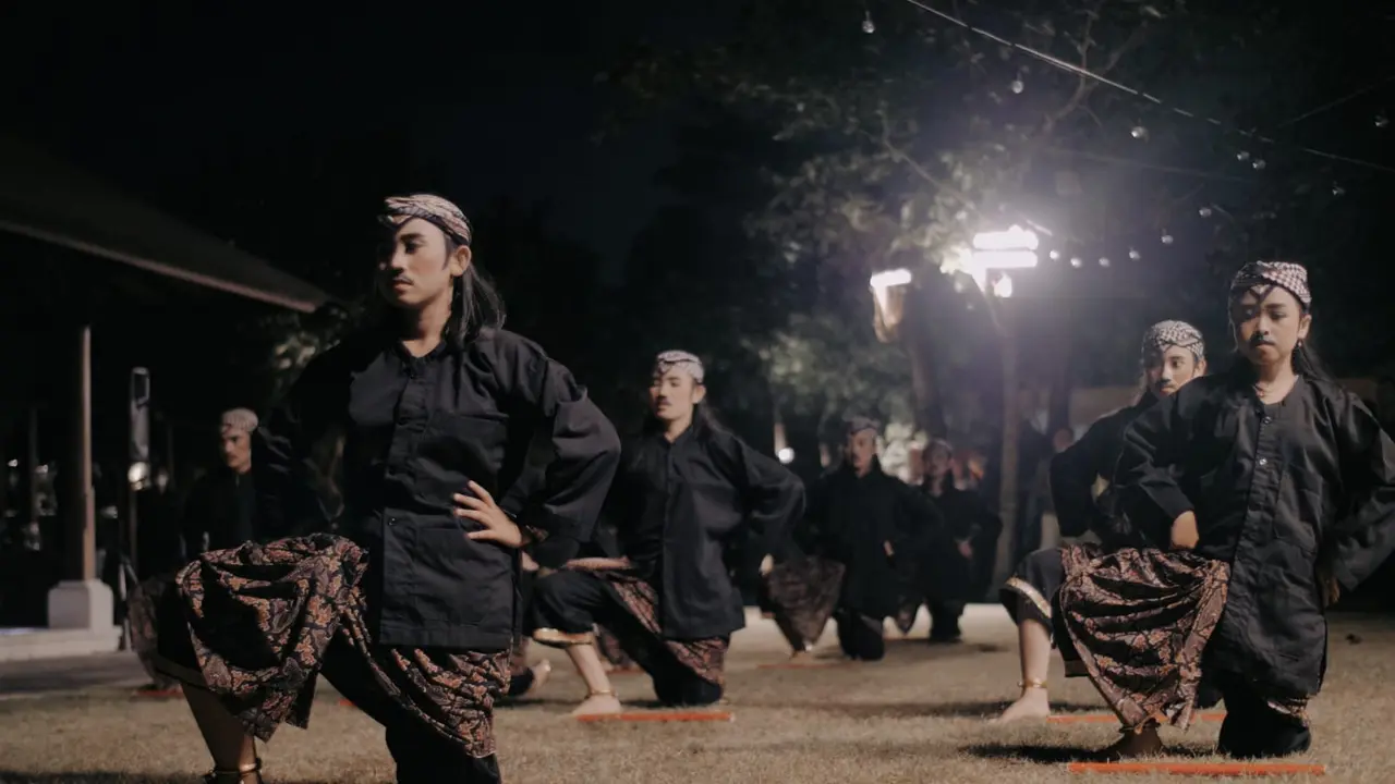 Komunitas pegiat seni Kie Art Desa Sidareja, Kecamatan Kaligondang, Kabupaten Purbalingga baru-baru ini menampilkan kekayaan seni tradisi lokal di Pulau Dewata, Bali. (Foto: Liputan6.com/dok. Kie Art)