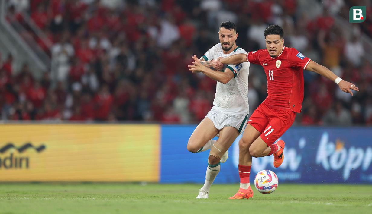 <p>Pemain Timnas Indonesia, Ragnar Oratmangoen (kanan), berebut bola dengan pemain Irak, Rebin Sulaka, pada laga Grup F putaran kedua Kualifikasi Piala Dunia 2026 zona Asia di Stadion Utama Gelora Bung Karno (SUGBK), Senayan, Jakarta, Kamis (6/6/2024). (Bola.com/M Iqbal Ichsan)</p>