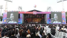 Pengunjung memadati panggung utama gelaran KapanLagi Buka Bareng (KLBB) Festival 2026 hari pertama di Stadion Madya, Kompleks Gelora Bung Karno, Senayan, Jakarta, Sabtu 28 Februari 2026. Hari pertama festival Ramadan terbesar di Jakarta, KapanLagi Buka Bareng (KLBB) Festival 2026, resmi dibuka pada Sabtu 28 Februari 2026. (Dok/Kapanlagi Youniverse)