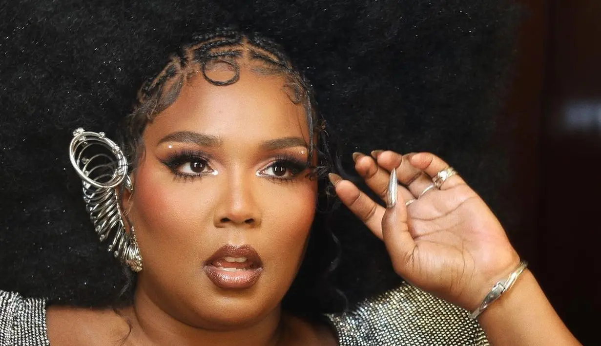 Lizzo untuk pertama kalinya memakai rancangan desainer aksesori Rinaldy Yunardi dalam look terbarunya untuk serial televisi RuPaul's Drag Race. (Foto: Instagram @lizzobeeating)