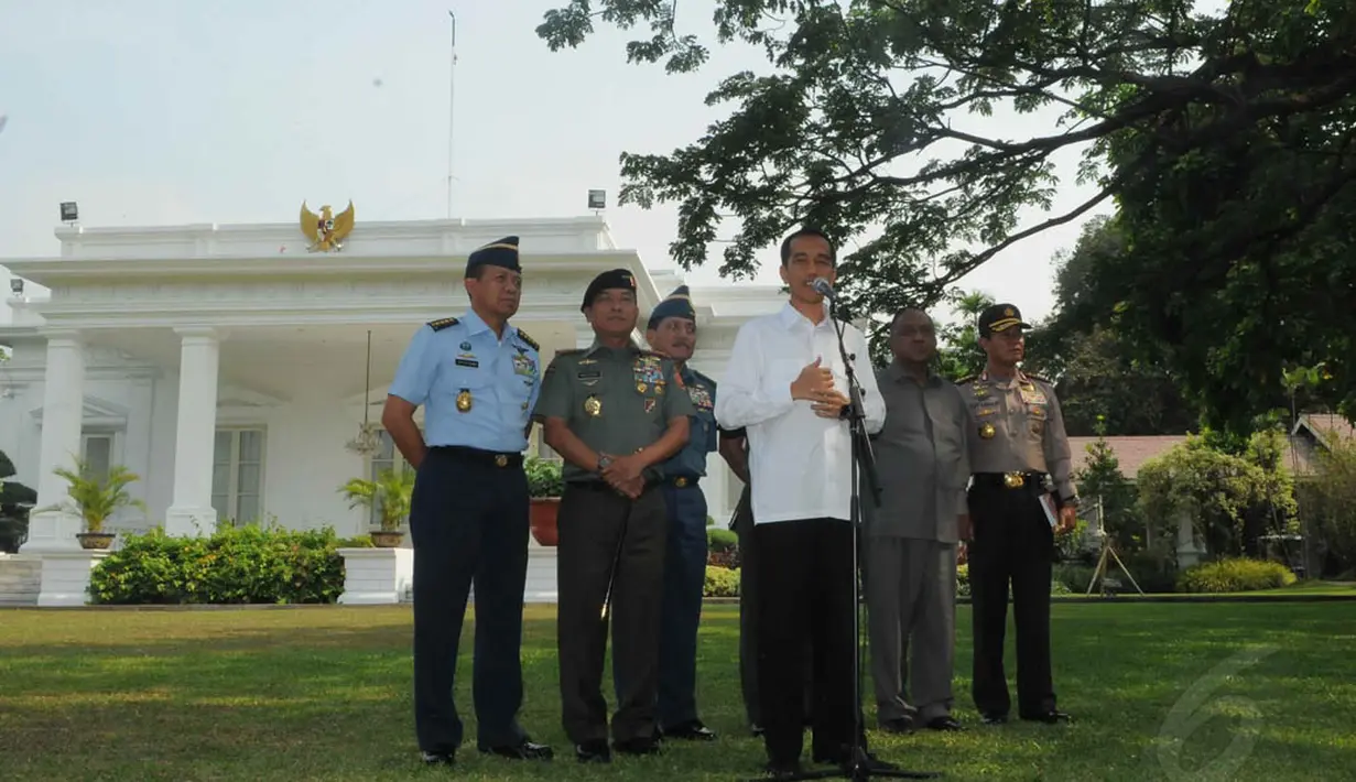 Presiden Jokowi didampingi Panglima TNI, Kapolri, Kepala BIN dan jajaran kepala staf TNI saat konferensi pers di Istana Merdeka, Jakarta, (22/10/14). (Liputan6.com/Herman Zakharia)