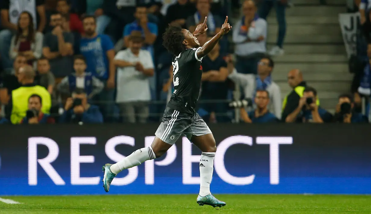 Gelandang Chelsea, Willian melakukan selebrasi usai mencetak gol kegawang Porto pada laga Liga Champions di Stadion Dragao, Portugal Rabu (30/9/2015). Porto Menang atas Chelsea dengan skor 2-1. (Reuters/Rafael Marchante)