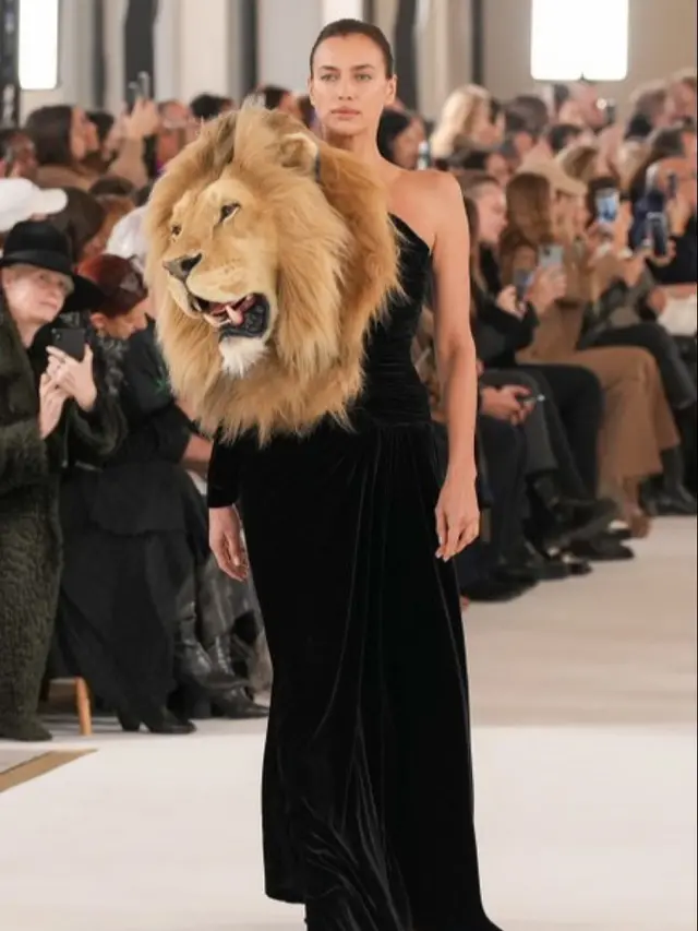 Gaya Sensasional Kylie Jenner di Schiaparelli Show, Pakai Gaun dengan Kepala Singa Besar