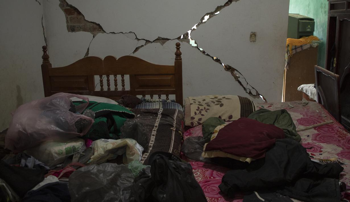 Sebuah dinding retak berdiri di sebuah rumah yang rusak akibat gempa di Huizontla, negara bagian Michoacan, Meksiko, Selasa (20/9/2022). Gempa berkekuatan Magnitudo 7,6 mengguncang pantai Pasifik tengah Meksiko pada hari Senin waktu setempat. (AP Photo/Armando Solis)