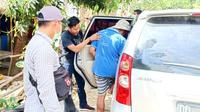 Anggotas Polres Polman saat mengamankan D (45) pelaku pencabulan (Foto: Liputan6.com/Abdul Rajab Umar)