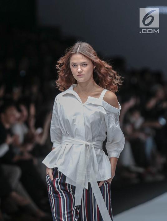 Model memperagakan busana persembahan "COTTONINK" pada Jakarta Fashion Week 2019 di Senayan City, Rabu (24/10/2018). Pada peragaan busana tersebut "COTTONINK" mempersembahkan sejumlah rancangan dari beberapa artis. (Liputan6.com/Faizal Fanani)