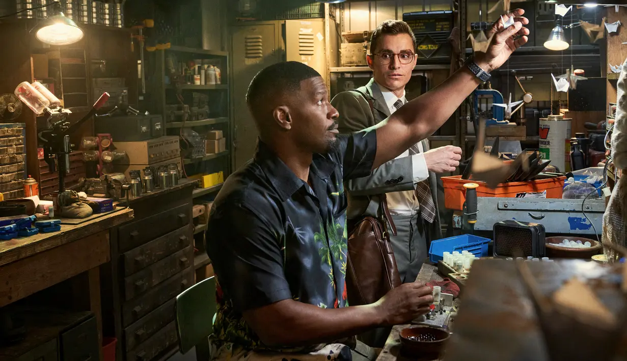 Gambar yang dirilis oleh Netflix ini menunjukkan Jamie Foxx (kiri) dan Dave Franco dalam sebuah adegan film Day Shift. Di balik kerja keras Bud Jablonski yang diperankan oleh Jamie Foxx, ada pekerjaan rahasia yang dia lakukan yakni berburu dan membunuh para vampir demi memenuhi kebutuhannya. (Parrish Lewis/Netflix via AP)