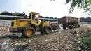 Alat berat dikerahkan untuk mengangkut sampah di area yang akan dibangun sebagai pusat perkulakan di Pasar Kramat Jati, Jakarta, Jumat (2/9). Anggaran pembangunan pusat perkulakan ini diperkirakan mencapai Rp20 miliar. (Liputan6.com/Yoppy Renato)