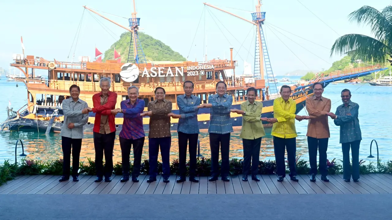 Para pemimpin negara ASEAN mengenakan baju tenun Songke Manggarai dalam KTT ASEAN 2023, Kamis (11/5/2023).