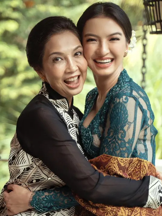 Sang ibunda juga tampil flawless dengan riasan wajahnya. Dan gaya rambut sanggulnya.  [@kain.menggahagung]