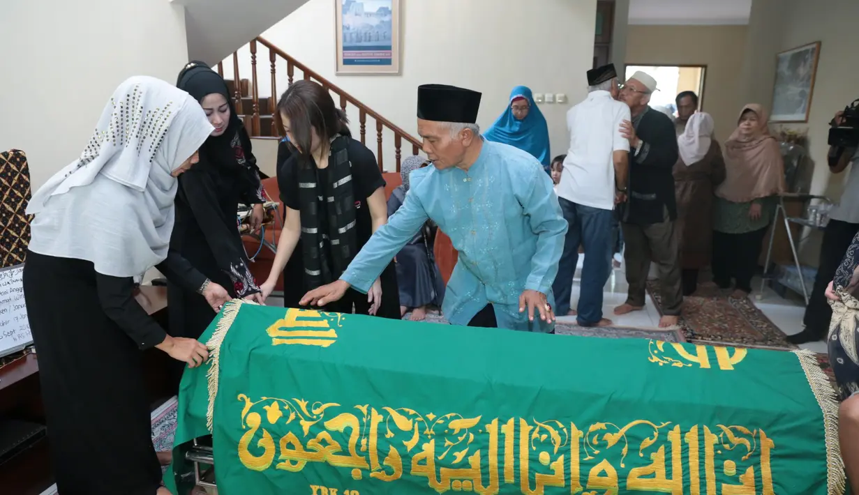 January Christy lahir di Bandung pada 17 Januari 1958 dengan nama Krestini Anggraini. Pelantun lagu Melayang itu sempat merintis kariernya di Jerman. Hingga pada akhirnya kembali ke Tanah Air. (Adrian Putra/Bintang.com)