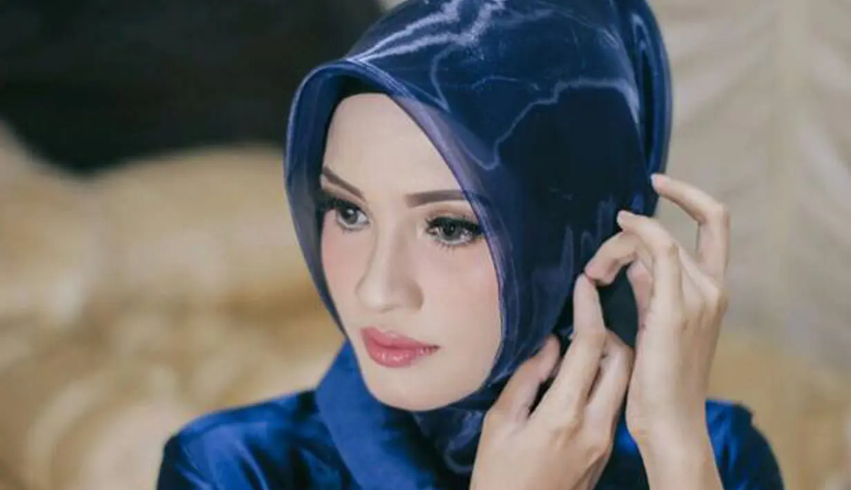 Calon istri Gubernur Kalteng Sugianto Sabran, Yulistra Ivo berpose dengan mengenakan kerudung dan busana berwarna biru. Yulistra Ivo adalah wanita 25 tahun yang dikabarkan akan resmi menjadi istri Sugianto Sabran. (Facebook/yuliastraivo)