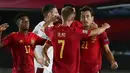 Para pemain Spanyol merayakan gol yang dicetak oleh Mikel Oyarzabal ke gawang Swiss pada laga UEFA Nations League di Stadion Alfredo di Stefano, Minggu (11/10/2020). Spanyol menang dengan skor 1-0. (AP Photo/Manu Fernandez)