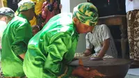 Ritual proses pembersihan Gong Sekati oleh para nayaga di Keraton Kanoman Cirebon. Foto (Liputan6.com / Panji Pratyitno)