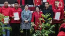 Ketua Umum PDIP Megawati Soekarnoputri (ketiga kanan) beserta Ketua DPP PDIP Puan Maharani (ketiga kiri) saat pengumuman nama calon kepala daerah dan calon wakil kepala daerah di DPP PDIP, Jakarta, Rabu (19/2/2020). PDIP mengumumkan 48 nama calon untuk maju Pilkada 2020. (Liputan6.com/Faizal Fanani)