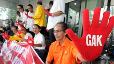 Massa Gerakan Anti Korupsi (GAK) Alumni Lintas Perguruan Tinggi, melakukan aksi damai di halaman gedung KPK, Jakarta, (27/11). Mereka mendesak KPK bersama Kepolisian dan Kejaksaan untuk segera mengusut kasus korupsi Petral.(Liputan6.com/Helmi Afandi)